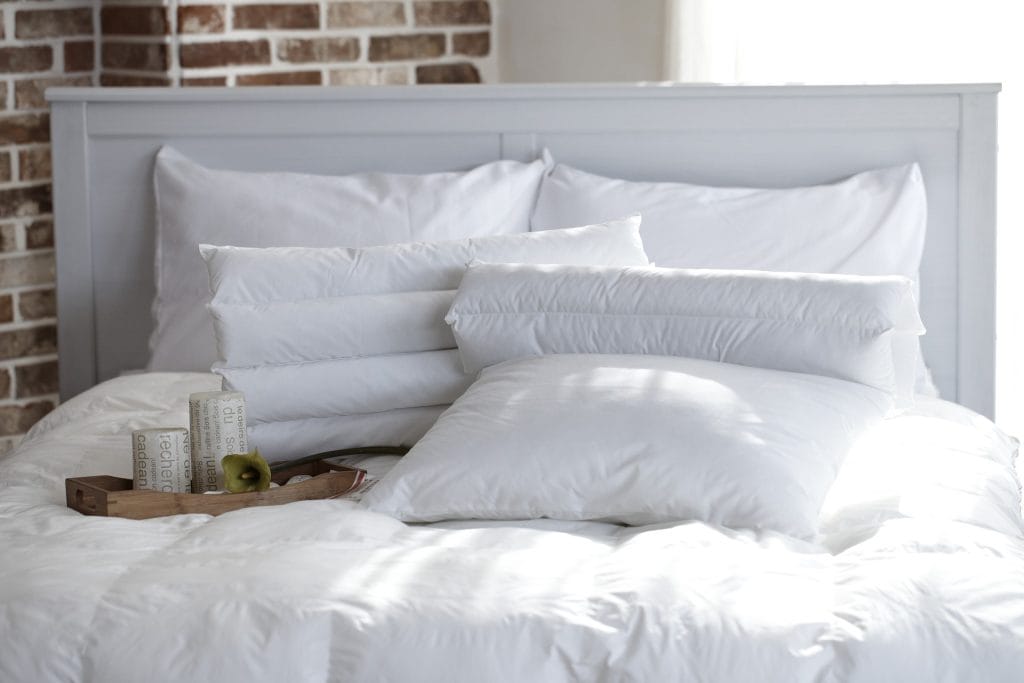 Des oreillers sur un lit blanc.