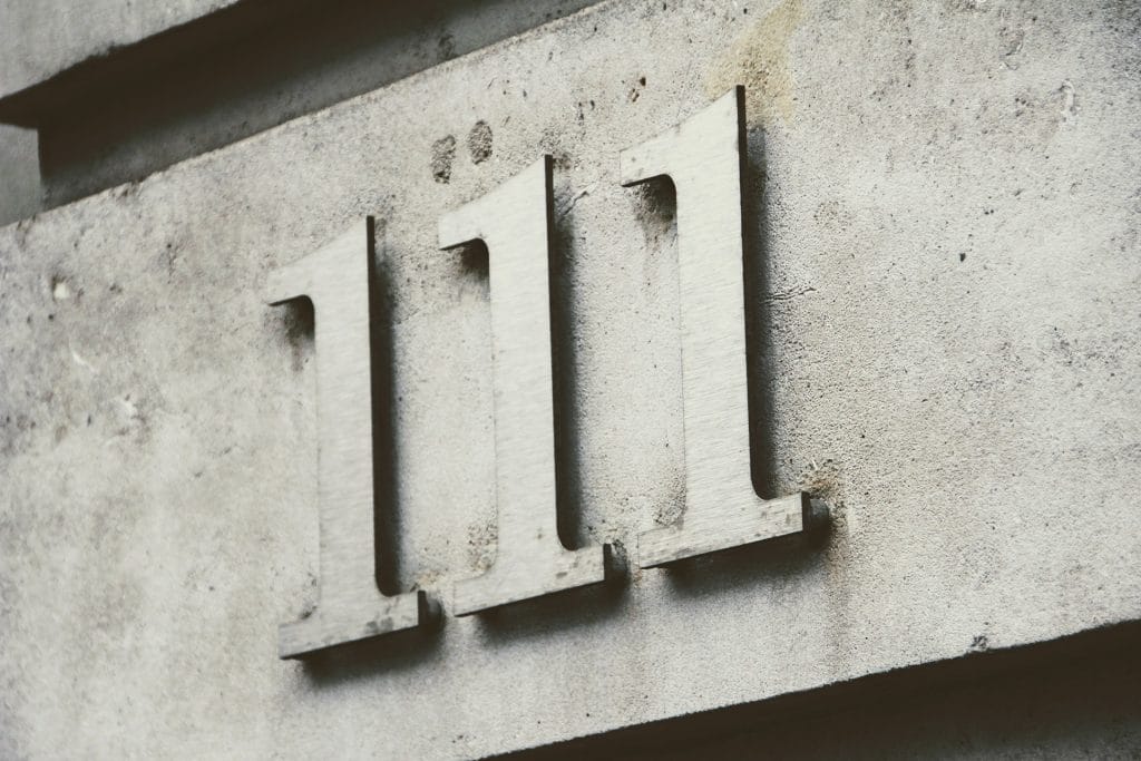 Le numéro d'un immeuble dans une rue.